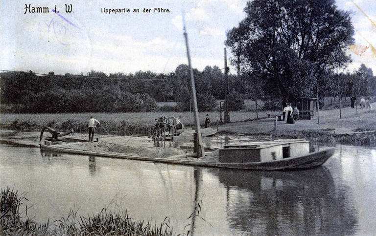 Ein Frachtkahn passiert die Fähre im Osten von Hamm, um 1900