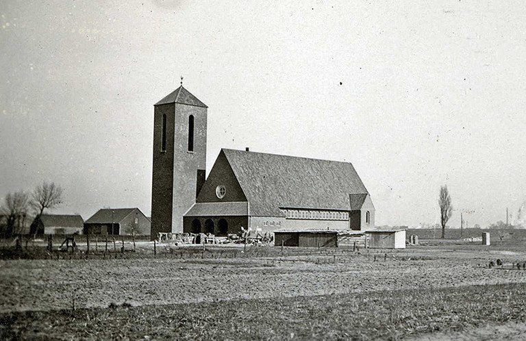 Der 1938 fertiggestellte Neubau der Johanneskirche in der Nordenfeldmark, links davon der Hof Freisfeld, im Hintergrund rechts Bebauung am Landwehrweg Neubau der Johanneskirche in der Nordenfeldmark