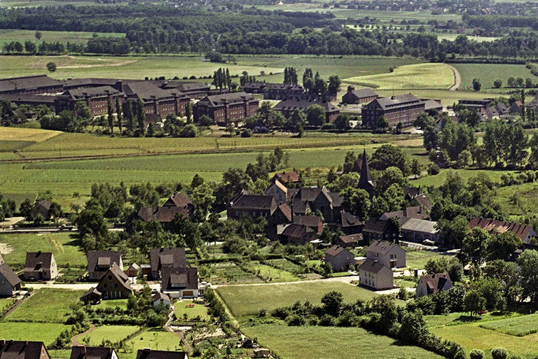 Blick auf das alte Dorf Mark, dahinter die Windsor Boys School im Jahre 1962