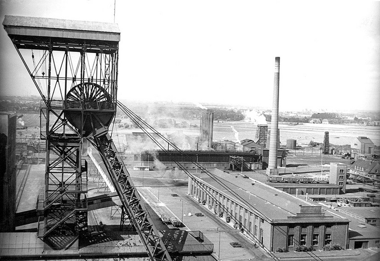Zeche Sachsen, Blick auf Fördergerüst, Werkstatt und Kokerei, um 1935 Blick auf Fördergerüst, Werkstatt und Kokerei der Zeche Sachsen um 1935