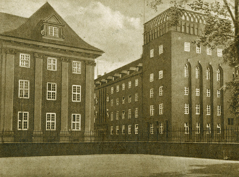 Das Gebäude der Polizeidirektion an der Hohen Straße kurz nach seiner Fertigstellung um 1930 Das Gebäude der Polizeidirektion an der Hohen Straße kurz nach seiner Fertigstellung um 1930