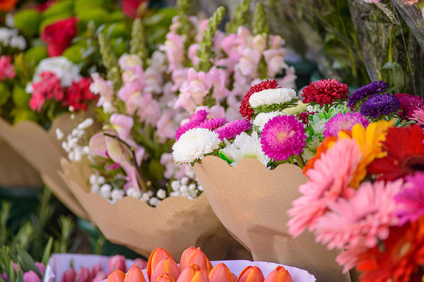 Verschiedene Blumensträuße, die auf dem Markt zum Verkauf ausgestellt sind