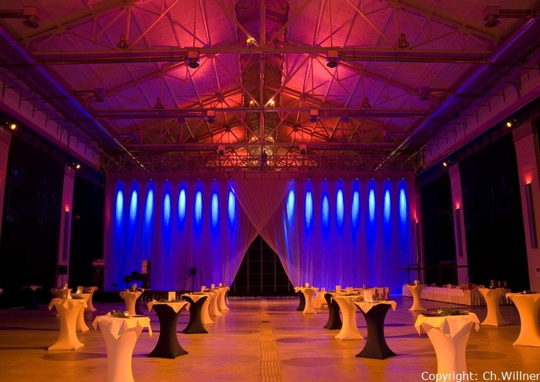 Vor der Eröffnung des KlassikSommers 2008: feierlich dekorierte Messehalle