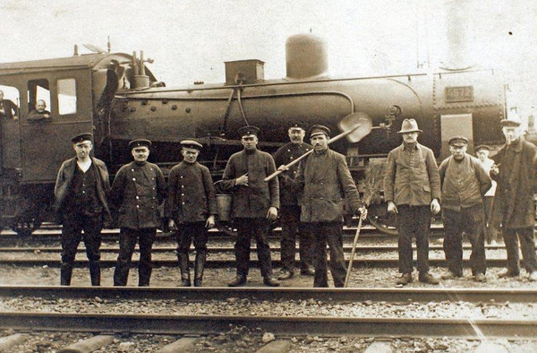 Eisenbahnarbeiter und Beamte der Betriebswerkstätte Hamm, um 1920.