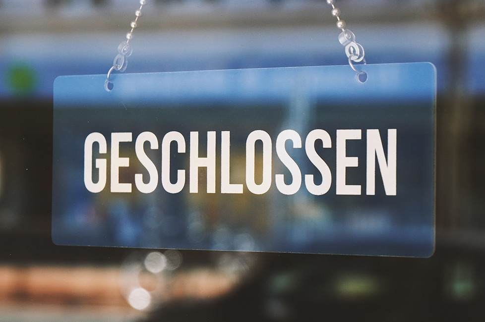 Ein Schild mit der Aufschrift ''Geschlossen''