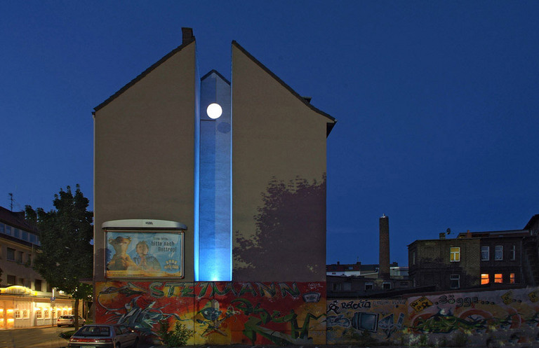 Lunetta - Kleiner Mond; Nachts scheint ein leuchtender "Vollmond" in einer blauen Lichtfont&auml;ne