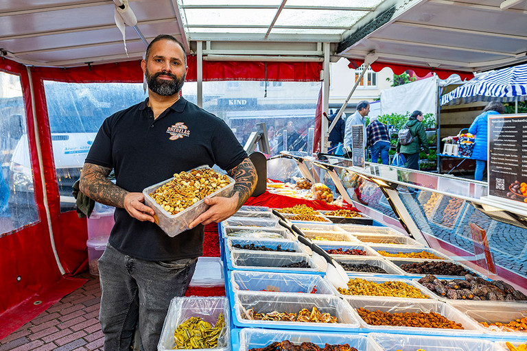 Drebelas Trockenfr&uuml;chte Handel auf dem Wochenmarkt an der Pauluskirche