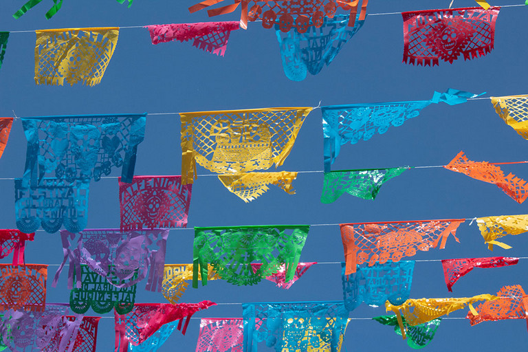 Das Konfetti ist ein dekoratives Papierhandwerksprodukt, das in Mexiko verarbeitet wird und zur Dekoration von Festlichkeiten zum Tag der Toten dient