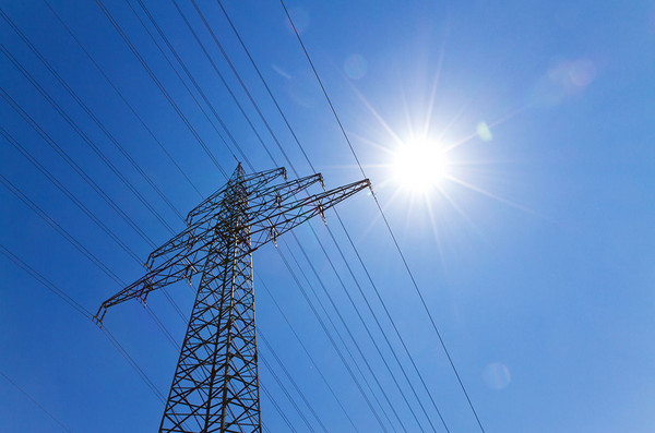 Fotolia 32420326 Strommast von unten Richtung Sonne aufgenommen