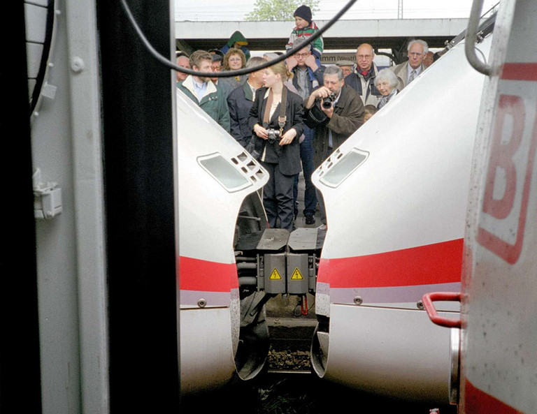 Zwei ICE-Z&uuml;ge werden im Bahnhof Hamm verbunden