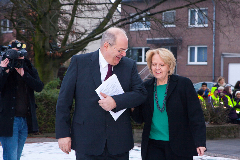 Oberbürgermeister Thomas Hunsteger-Petermann begrüßt Ministerpräsidentin Hannelore Kraft an der Kita Drei Könige