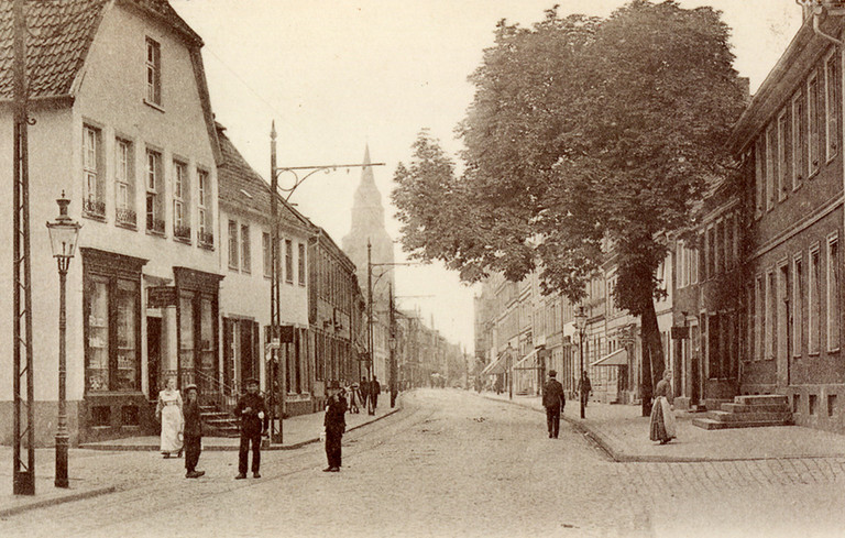 Blick stadteinwärts in die Oststraße, um 1900