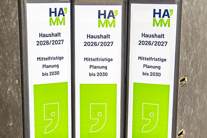 drei Ordner stehen auf Geldscheinen