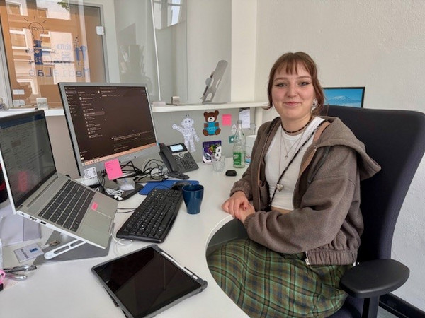 FSJlerin Nina an ihrem Arbeitsplatz