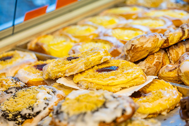 Auslage mit Backwaren der Landb&auml;ckerei Deunert auf dem Wochenmarkt an der Pauluskirche