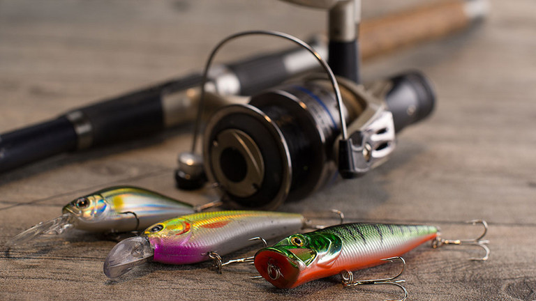 Angelzubeh&ouml;r auf einem Holztisch