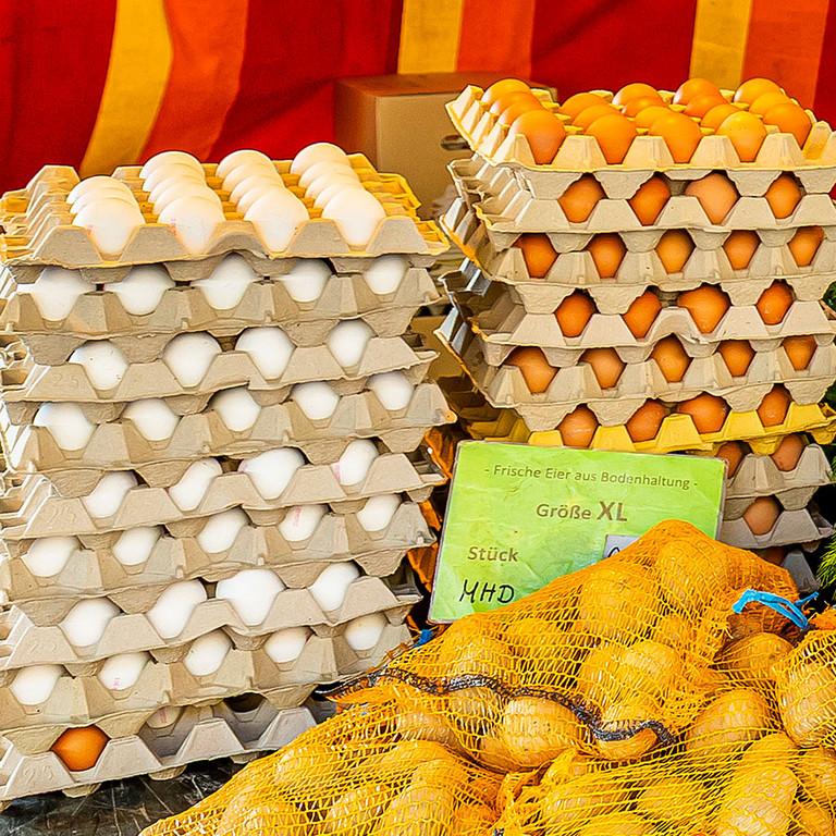 Eier und Kartoffeln von Viertmann's Obst- und Gem&uuml;sebau auf dem Wochenmarkt an der Pauluskirche