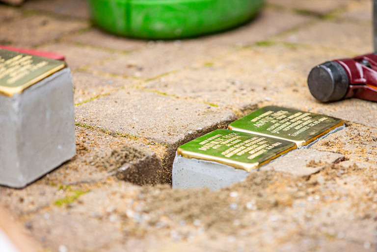 Die Stolpersteine für die Familie Bock werden in das Straßenpflaster eingesetzt 
