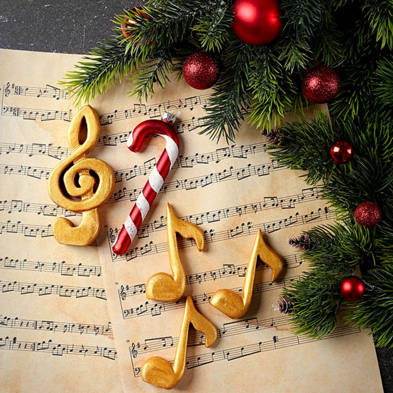 Weihnachtsdekorationen auf Notenblättern