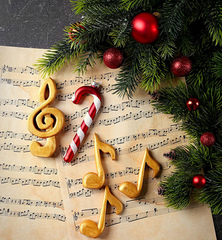 Weihnachtsdekorationen auf Notenblättern