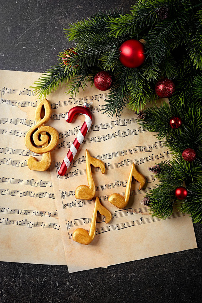 Weihnachtsdekorationen auf Notenblättern