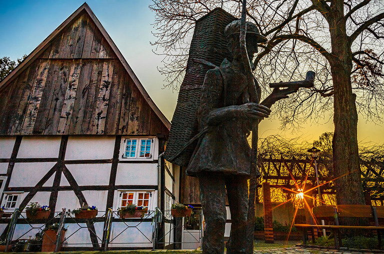 Skulptur Kiepenkerl Jan D&uuml;mmelkamp auf dem Dorfplatz in Heessen