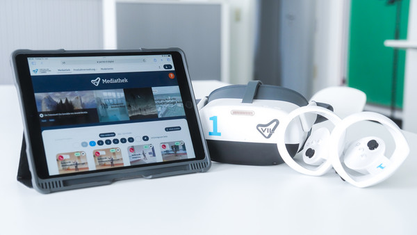 VR-Brille mit Controller und iPad