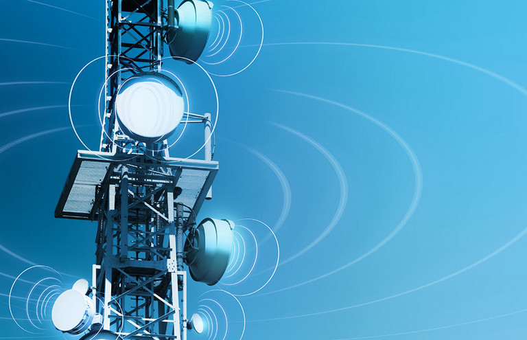 Ein Funkmast strahlt Funkwellen aus