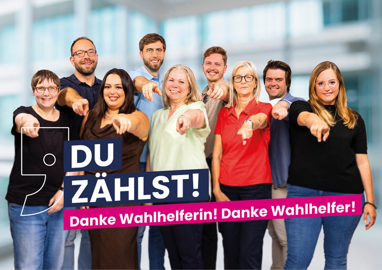 Eine Gruppe von Personen mit dem Schriftzug ''Du z&auml;hlst-Danke Wahlhelfer, Danke Wahlhelferin''