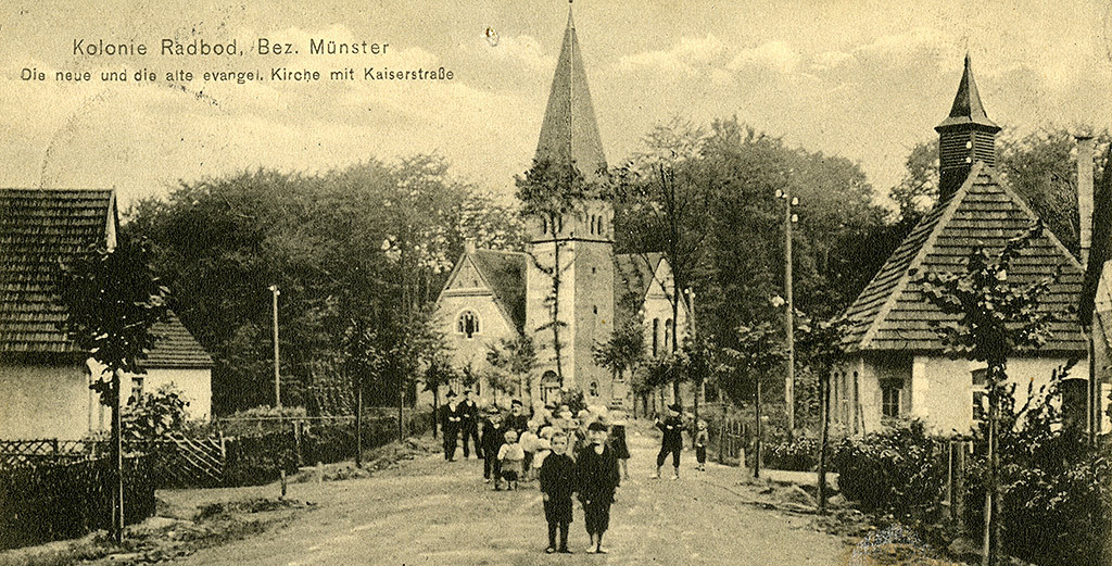 Kreuzkirche von Norden, um 1914. Rechts im Bild die evangelische Notkirche