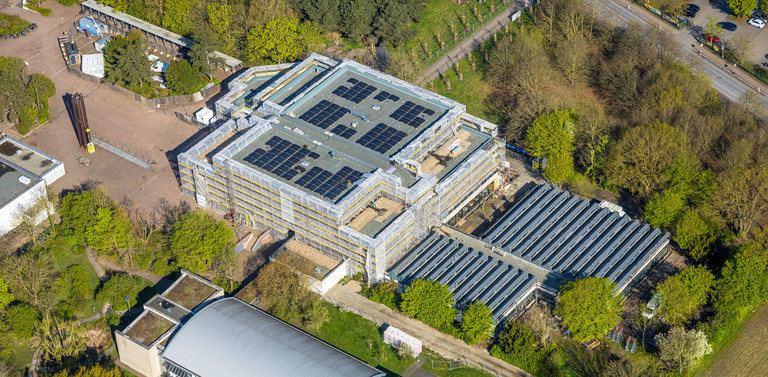 Luftbild zeigt das Freiherr-vom-Stein-Gymnasium nach der Fassadensanierung