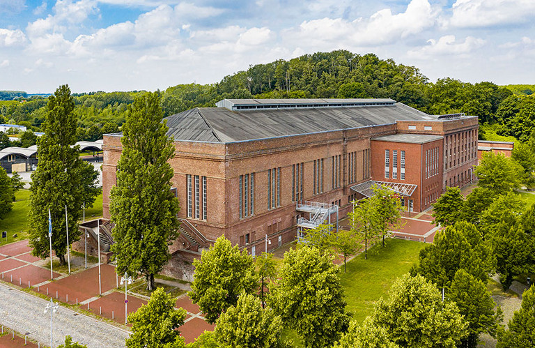 Au&szlig;enansicht der Alfred-Fischer-Halle