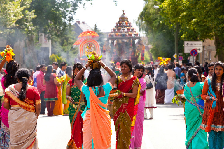 Prozession beim Tempelfest am Sri Kamadchi-Ampal-Tempel Prozession beim Tempelfest am Sri Kamadchi-Ampal-Tempel