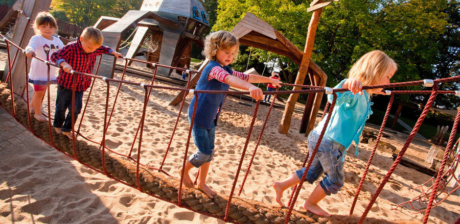 Unsere Themen Kinder auf einem Spielplatz im Maxipark