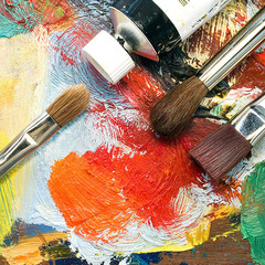 verschiedene Malutensilien auf einem Bild