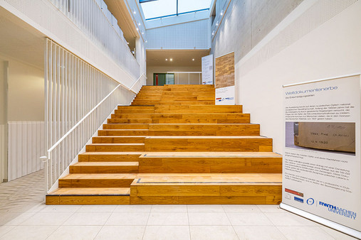 Holztreppe in der Arnold-Freymuth-Schule 