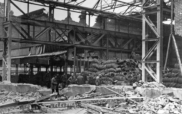 Eine durch Bomben zerstörte Industriehalle