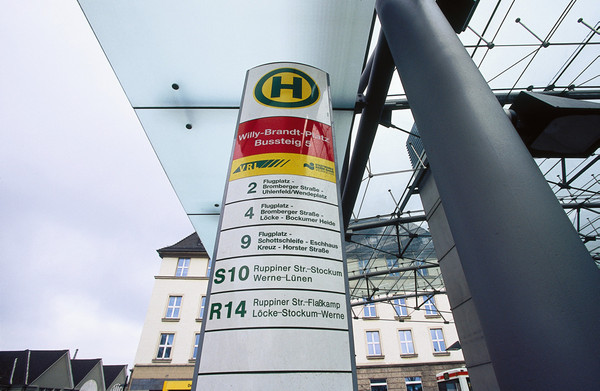Foto zeigt Schild mit Bushaltestelle an der "insel"