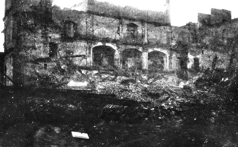 Die Tr&uuml;mmer des Staatlichen Gymnasiums nach dem Bombenangriff vom 5.12.1944 