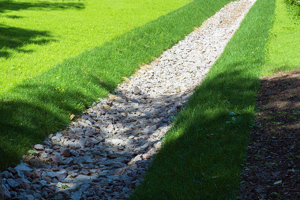 AdobeStock 369331894 Entwässerungssystem in einem Park