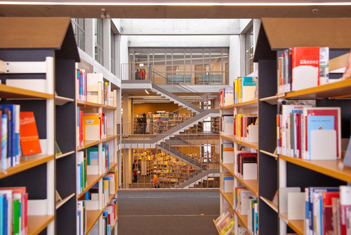 Bücherregale in der Zentralbibliothek