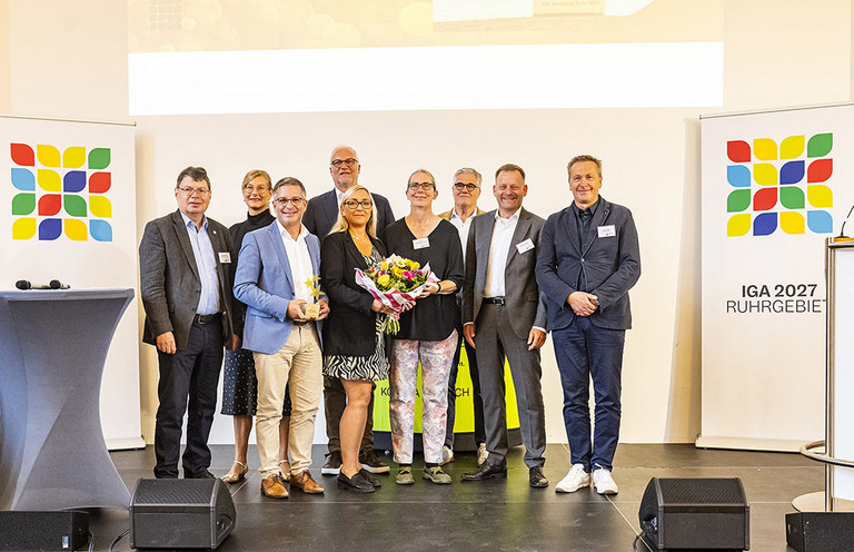 Eine Gruppe von Personen auf einer Bühne