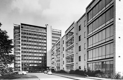 Das neue Gerichtsgebäude an der Heßlerstraße, um 1960