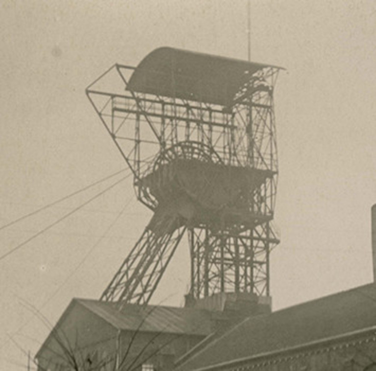 Am Tag des Grubenunglücks auf der Zeche Radbod versammeln sich Bergleute und ihre Angehörigen auf dem Zechenplatz, 12. November 1908 Am Tag des Grubenunglücks auf der Zeche Radbod versammeln sich Bergleute und ihre Angehörigen auf dem Zechenplatz, 12. November 1908