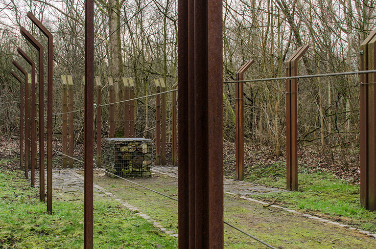 Blick vom Eingangsbereich der Gedenkstätte auf den Kubus Blick vom Eingangsbereich der Gedenkstätte auf den Kubus