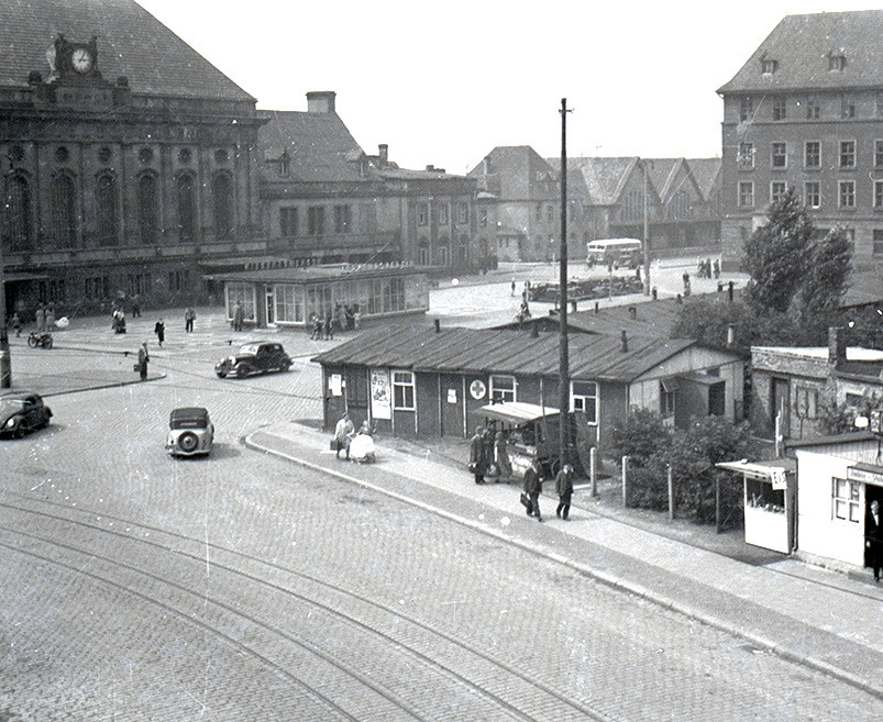Blick aus der Bahnhofstraße auf das Bahnhofsgebäude um 1950