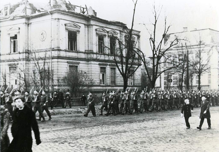 Britische Soldaten marschieren durch die Straßen von Hamm, 1945