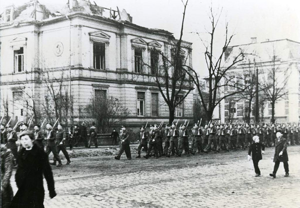 Britische Soldaten marschieren durch die Straßen von Hamm, 1945