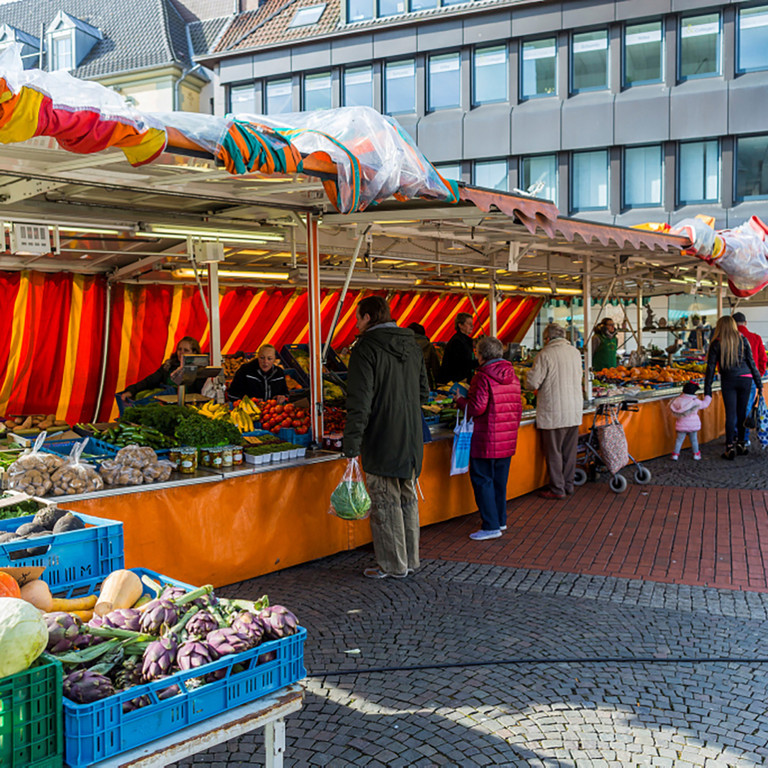 Kunden am Stand von Obst & Gemüse Viertmann beim Wochenmarkt an der Pauluskirche