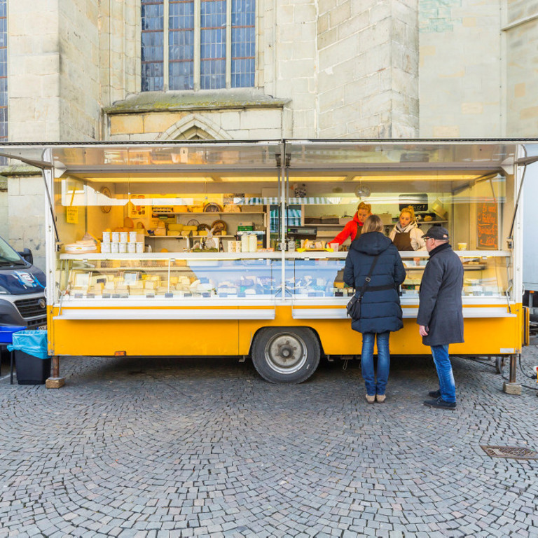 Der Stand von Käsehandel Kaiser auf dem Wochenmarkt an der Pauluskirche